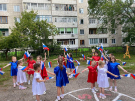 Флешмоб "Под флагом России" Флешмоб "Под флагом России".
